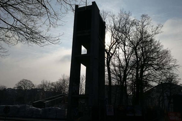 Von der alten Probsteikirche ist nur noch der Glockenturm übrig geblieben. Er steht unter Denkmalschutz.