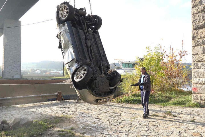 Wie kommt ein gestohlenes Auto in die Donau bei Pentling im Landkreis Regensburg? Das herauszufinden, ist nun Aufgabe der Ermittler.