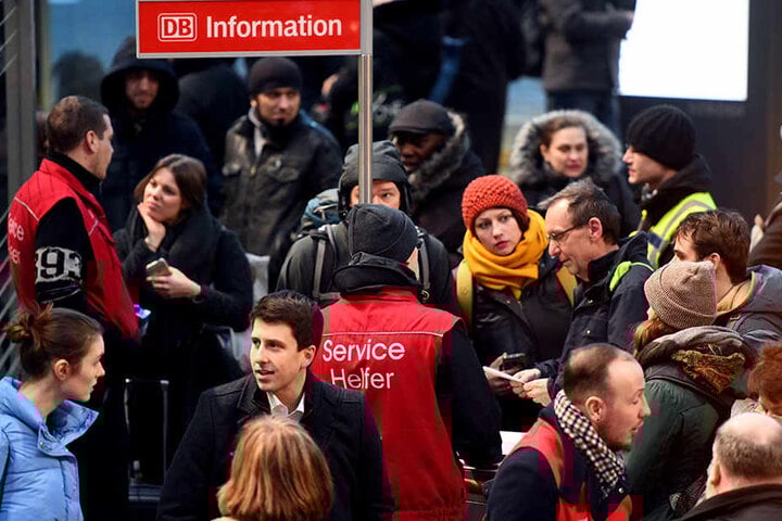 Gestrandete Bahnreisende warten im Hauptbahnhof auf Auskunft, da die Deutsche Bahn den Fernverkehr wegen des Sturms "Friederike" bundesweit eingestellt hat.