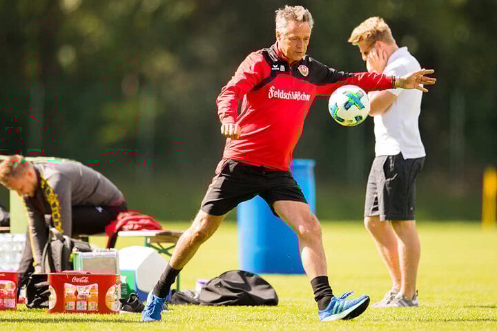 Er kann‘s selbst auch noch! Trainer Uwe Neuhaus fixiert den Ball, wenig später trifft er den in perfekter Schusshaltung.