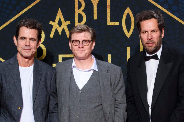 Der Regisseur Tom Tykwer (l-r) und die Drehbuchautoren Henk Handloegten und Achim von Borries kommen zur Premiere der Fernsehserie "Babylon Berlin" der ARD.