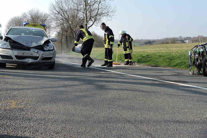 Die Feuerwehr musste auch auslaufende Betriebsmittel binden und beseitigen.