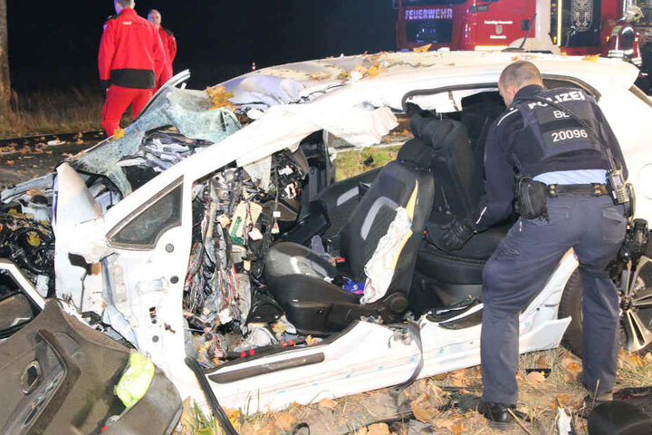 Mit schweren Gerät konnte der Mann aus dem Wagen befreit werden.