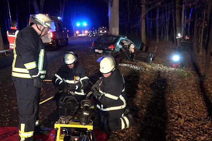 Die Aufräumarbeiten gestalteten sich schwierig. Trümmerteile lagen über 50 Meter verstreut und der zerstörte Pkw musste mit schwerer Technik vom Baum getrennt werden.