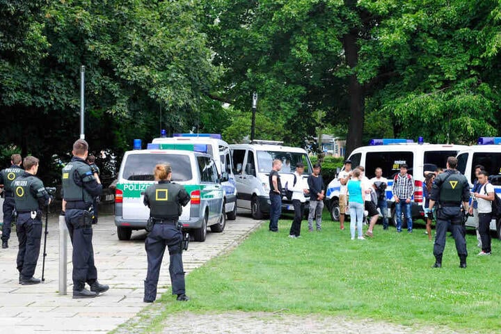 Der Stadthallenpark ist ein beliebter Ort für Drogendealer und Schläger, bisher wurde dagegen mit Razzien vorgegangen.