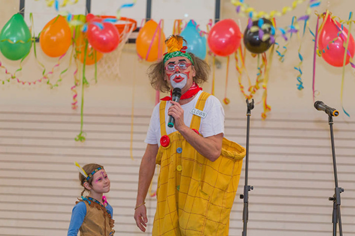 Die Ehrenamtler taten viel, um die Kinder glücklich zu machen, buchten sogar einen Clown.