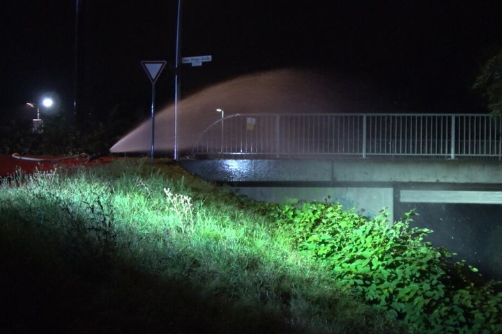 Die Phosphorgranate wurde von einem Unbekannten unter einer Brücke abgelegt.
