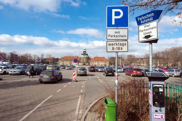 Knöllchenhandel auf dem Parkplatz auf dem Platz der Völkerfreundschaft. Dort darf nur stehen, wer einen Tagesticket über zwei Euro zieht.