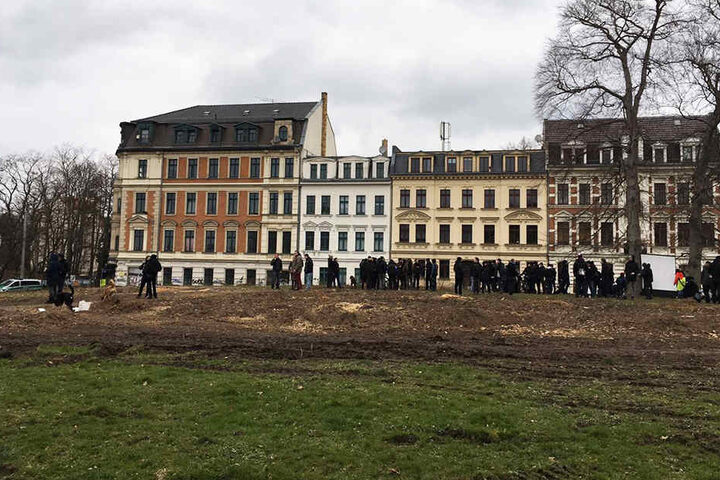 Auf der brachliegenden Fläche versammelten sich Etliche, um ein Zeichen zu setzen.