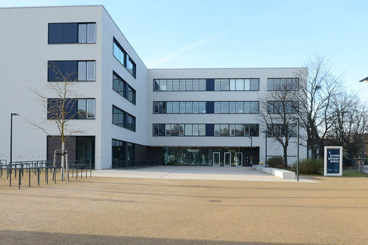 Nach bis zum nächsten Schuljahr muss der
Wasserschaden repariert werden.