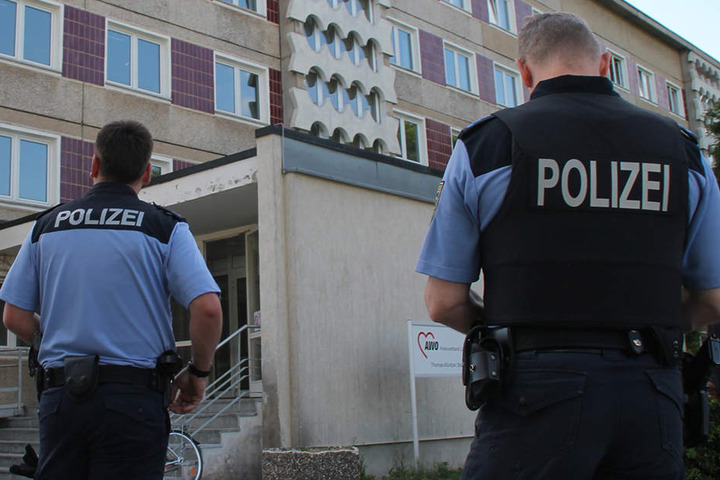 Beamte durchsuchten das Haus wegen einer vermeintlichen Bombendrohung.
