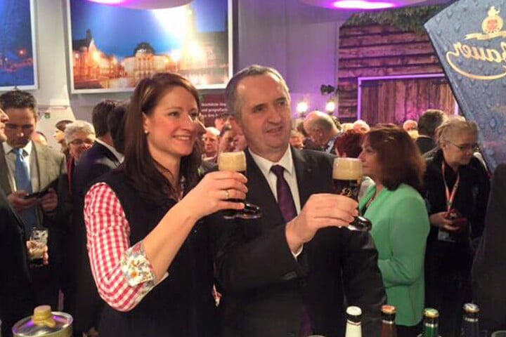 Landwirtschaftsminister
Thomas
Schmidt (56, CDU) und "Eibauer"-Geschäftsführerin
Julia Böhmer (41).