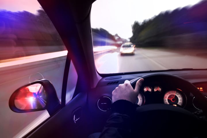 Durch seine aggressive Fahrweise gefährdete der Mann offenbar auch andere Autofahrer. (Symbolbild)