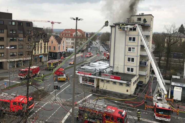 Seit fast 24 Stunden sind die Feuerwehrleute inzwischen im Einsatz.