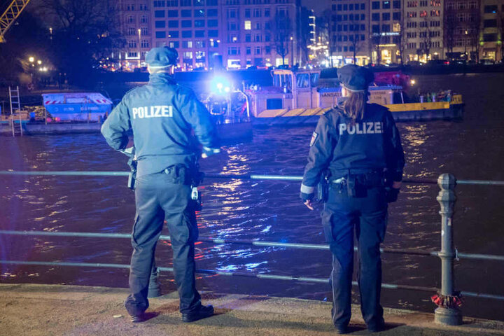 Anfang Dezember hatte die Polizei ohne Erfolg nach einem Mann in der Alster gesucht.