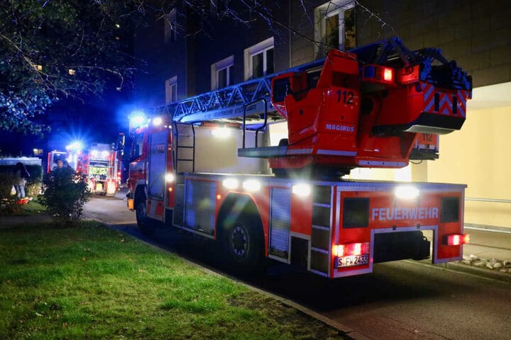 Drei Bewohnerinnen und zwei Polizisten wurden durch eingeatmeten Rauch verletzt.