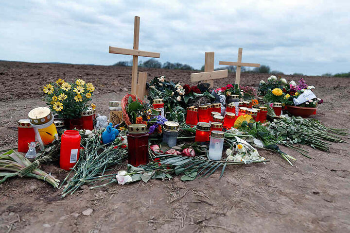 Mit Blumen, Kerzen und Kreuzen erinnerten Verwandte und Freunde an den ermordeten Rico S. (28) aus Chemnitz.