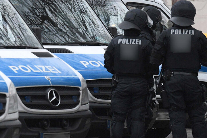 Bei der Durchsuchung waren etwa 40 Beamte im Einsatz. (Symbolbild)