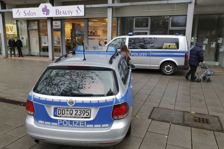 Bei einem Polizeieinsatz wurde der Laden geöffnet und anschließend die Plakate entfernt.