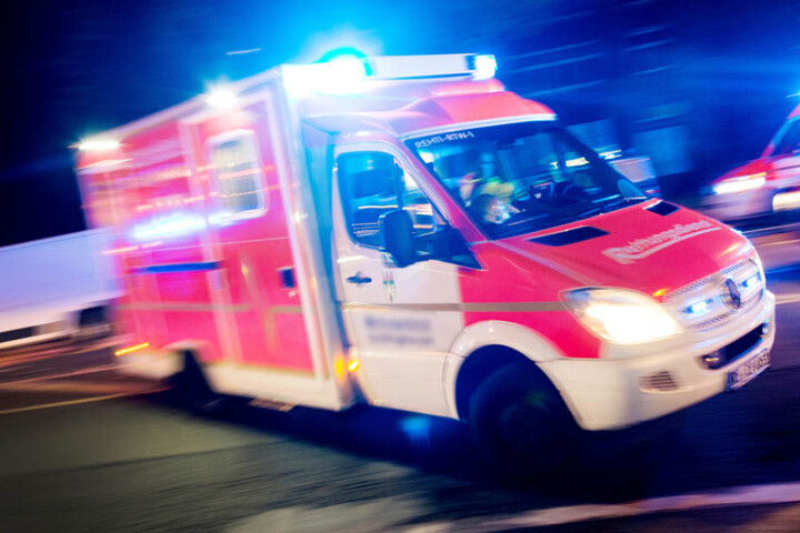 Ein 19-Jähriger starb noch an der Unfallstelle. (Symbolbild)
