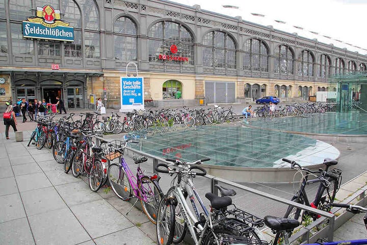 Mit seiner defekten Brunnenanlage und der Vielzahl achtlos abgestellter Fahrräder sieht der Wiener Platz wenig einladend aus.