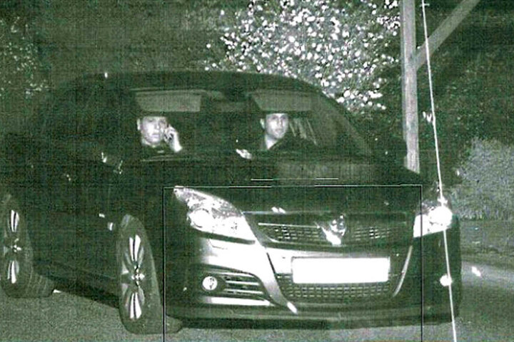 Auch nach den Insassen dieses britischen Fahrzeugs fahndet die Polizei im Zusammenhang mit dem Diebstahl.