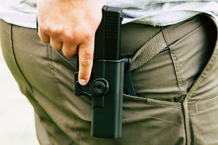 Der Polizist zog seine Waffe und gab einen Warnschuss ab, als der Audi auf ihn zuhielt (Symbolbild).