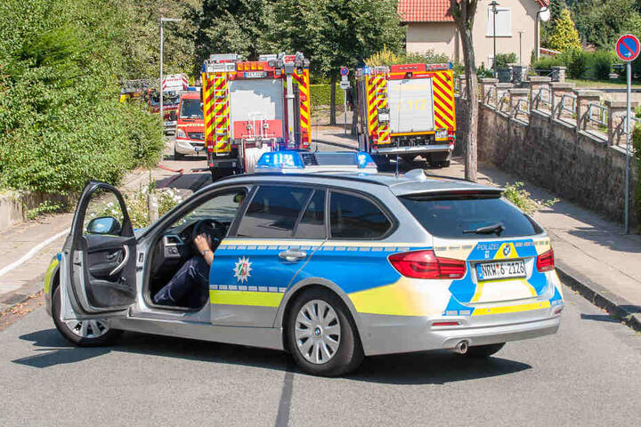 Die Polizei sperrte die Straße für die Löscharbeiten