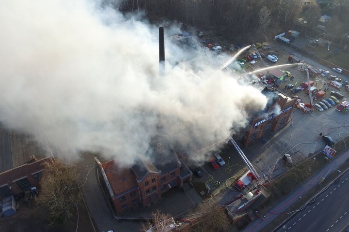 Die Halle brannte komplett ab.