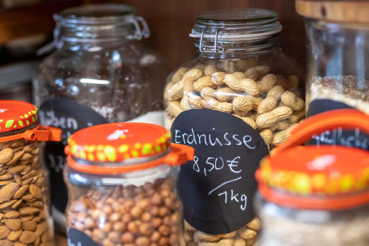 Plastik sucht man hier vergebens: Die Lebensmittel werden in Einweggläser oder mitgebrachte Dosen umgefüllt.