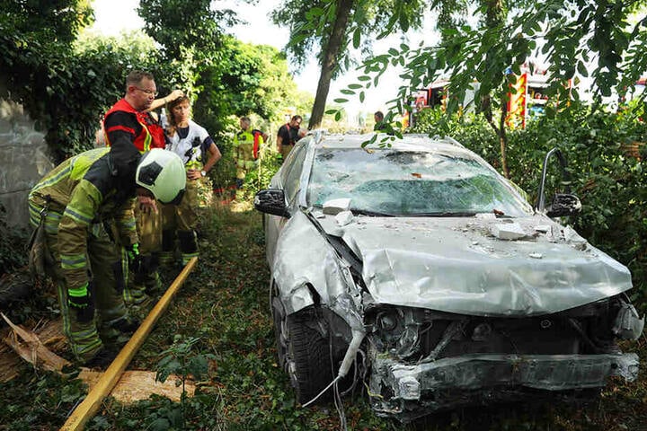 Heftiger Schaden am Honda: Die Polizei ermittelt gegen den betrunkenen Fahrer.