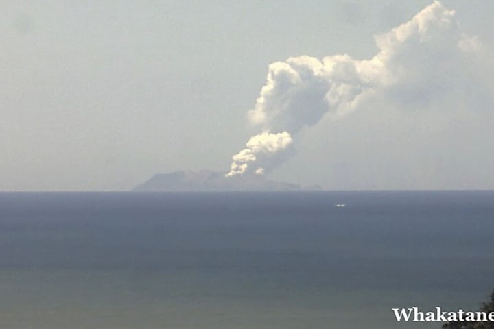 Die Rauchwolke nach dem Vulkanausbruch auf der neuseeländischen Insel White Island.