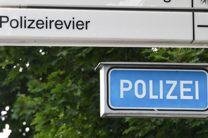 Der Mann bat die Beamten um Hilfe. (Symbolbild)