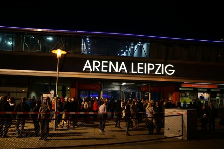 Tausende Fans fiebern der Show ihres Idols entgegen.