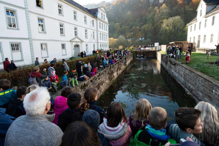 Schaulustige stehen am Kanal zur Diemel bei der Öffnung der Schleuse zur Testwasserung des Hafenbeckens am 7.11.2018.