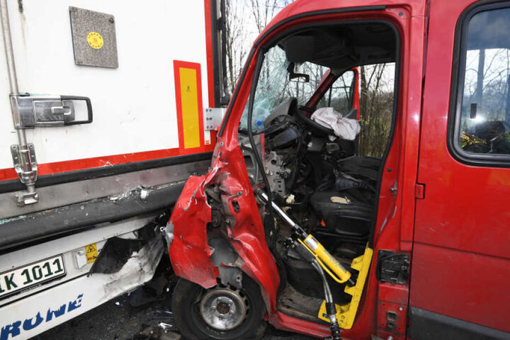 Nachdem die beiden Lkw ineinander krachten, fuhr ein Opel-Fahrer auf den Unfall auf.