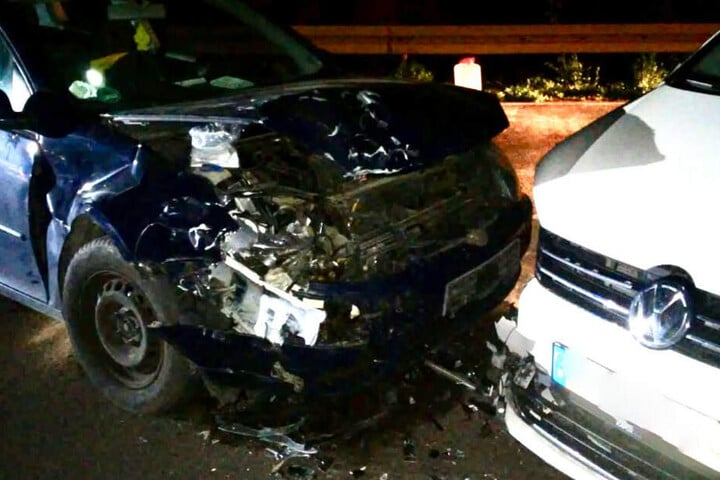 Der örtliche Abschleppdienst musste ein Unfallwrack aus dem Verkehrsraum entfernen.