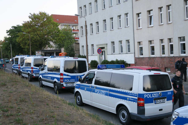 Im Visier der Beamten: Sieben Personen, die im Verdacht stehen, Dokumente für Schleusungen zu fälschen.