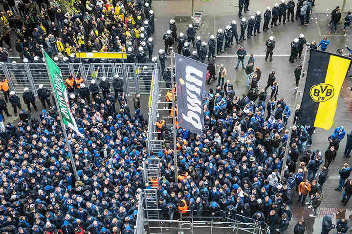 Die Polizei ist mit vielen Einsatzkräften vor Ort, um die beiden rivalisierenden Fan-Gruppierungen zu trennen. Hier ein Bild vor dem Abpfiff beim Einlass der Zuschauer.