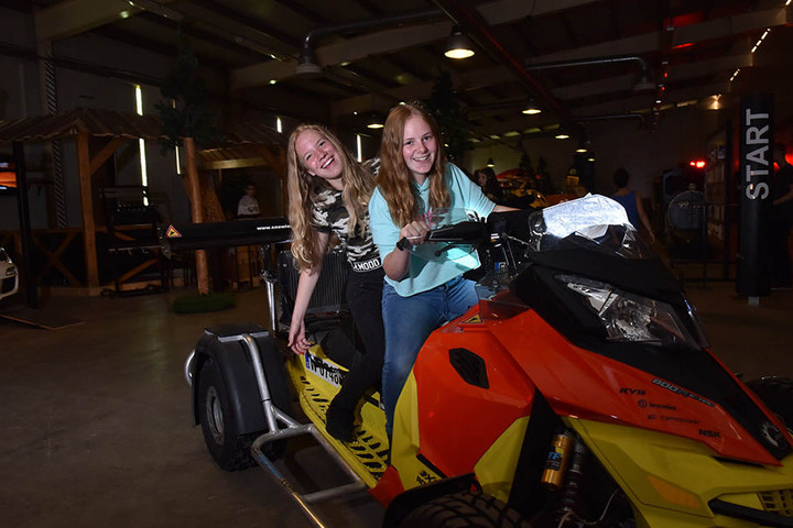 Ferienspaß in Sayda: Lara (l.) und Anna (beide 14) bändigen im Sportcamp ein störrisches Quad.