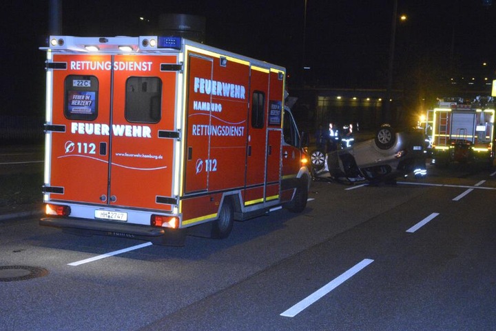 Ein Rettungswagen bringt die verletzte Fahrerin ins Krankenhaus.