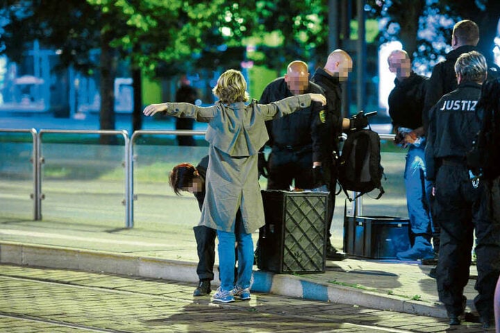 Strenge Kontrollen: Besucher und Medienvertreter, die in den Zuschauerbereich wollten, mussten sich einer Leibesvisitation unterziehen.