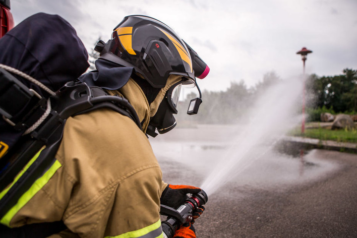 Patrick Szymanski (28) von der Feuerwehr Dommitzsch testet den Helm mit
integrierter Wärmebild-Kamera.