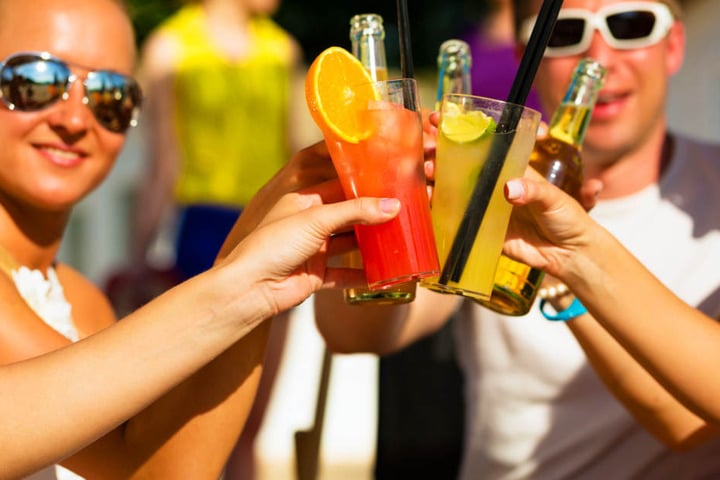 Kühle Getränke gehören genauso zum Strandmatte Open Air wie viele gute Freunde. In diesem Sinne: Prost!
