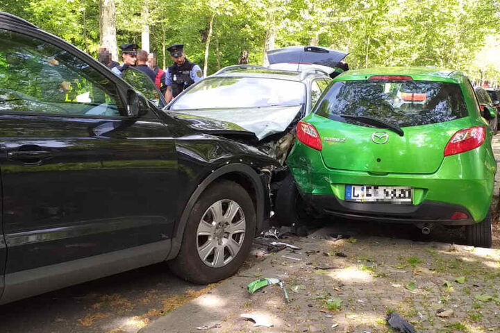 Der Autofahrer erlitt am Steuer möglicherweise einen Herzinfarkt, musste reanimiert werden.