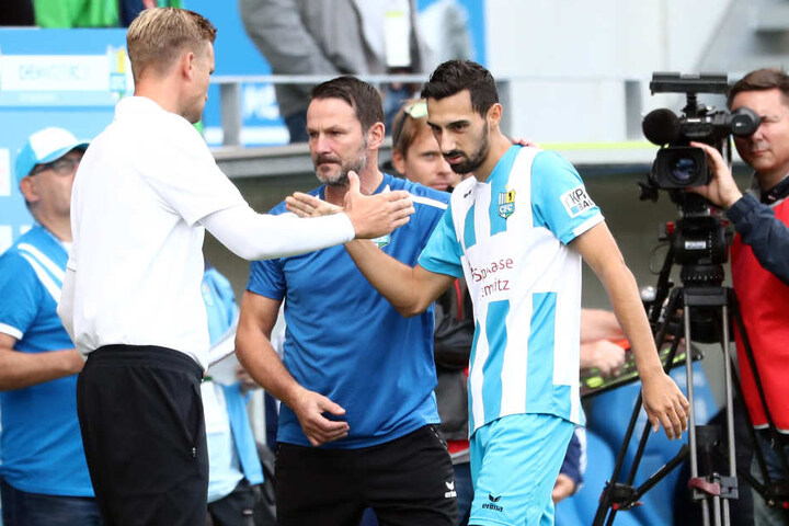 CFC-Coach Coach David Bergner (l.) bedankt sich bei Rafael Garcia für dessen starke Leistung.