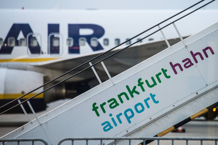 Eine Ryanair-Maschine steht auf dem Rollfeld von dem Flughafen Hahn.