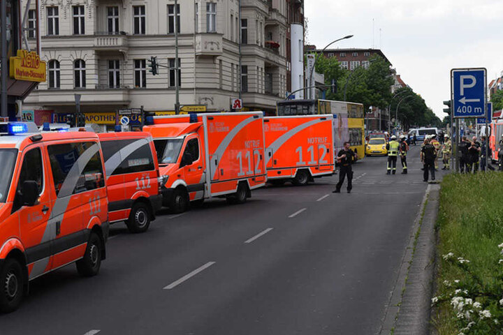 Die Feuerwehr rückte mit 16 Fahrzeugen an.
