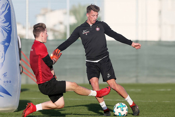 Junioren-Keeper
Maximilian
Schlosser (l.)
lässt sich von
Nicolai Rapp
nicht überlisten.