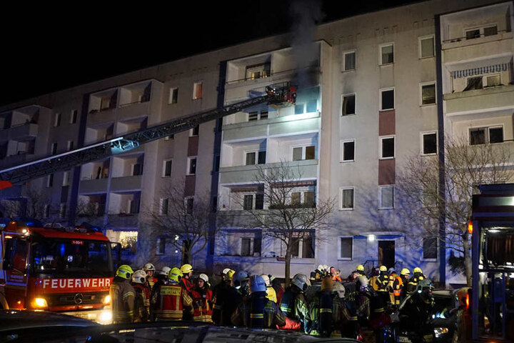 Über eine Drehleiter mussten die Bewohner aus der brennenden Wohnung gerettet werden.